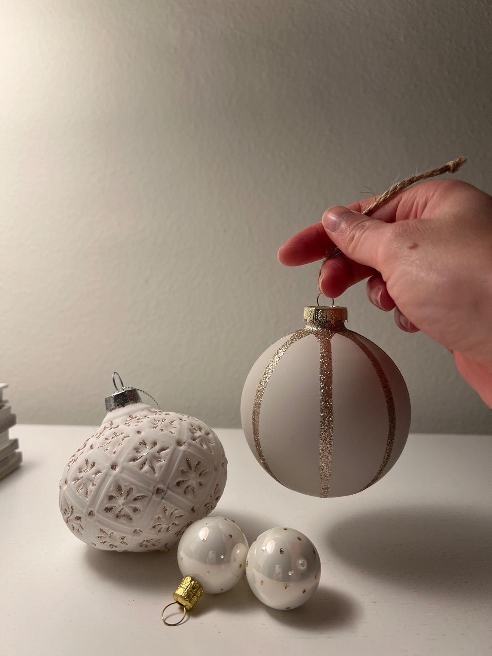 Alle Dekorationen: Christbaumkugel-Set, golden/weiss/glasig – Gebraucht aus Winterthur von lilly021 6