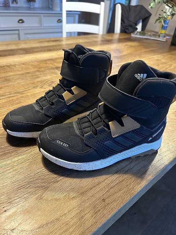 Chaussures garçon: NEU ADIDAS TERREX TRAILMAKER HIGH COLD.RDY WANDERSCHUH Gr 38 – D'occasion à steffisburg par stefanruoff