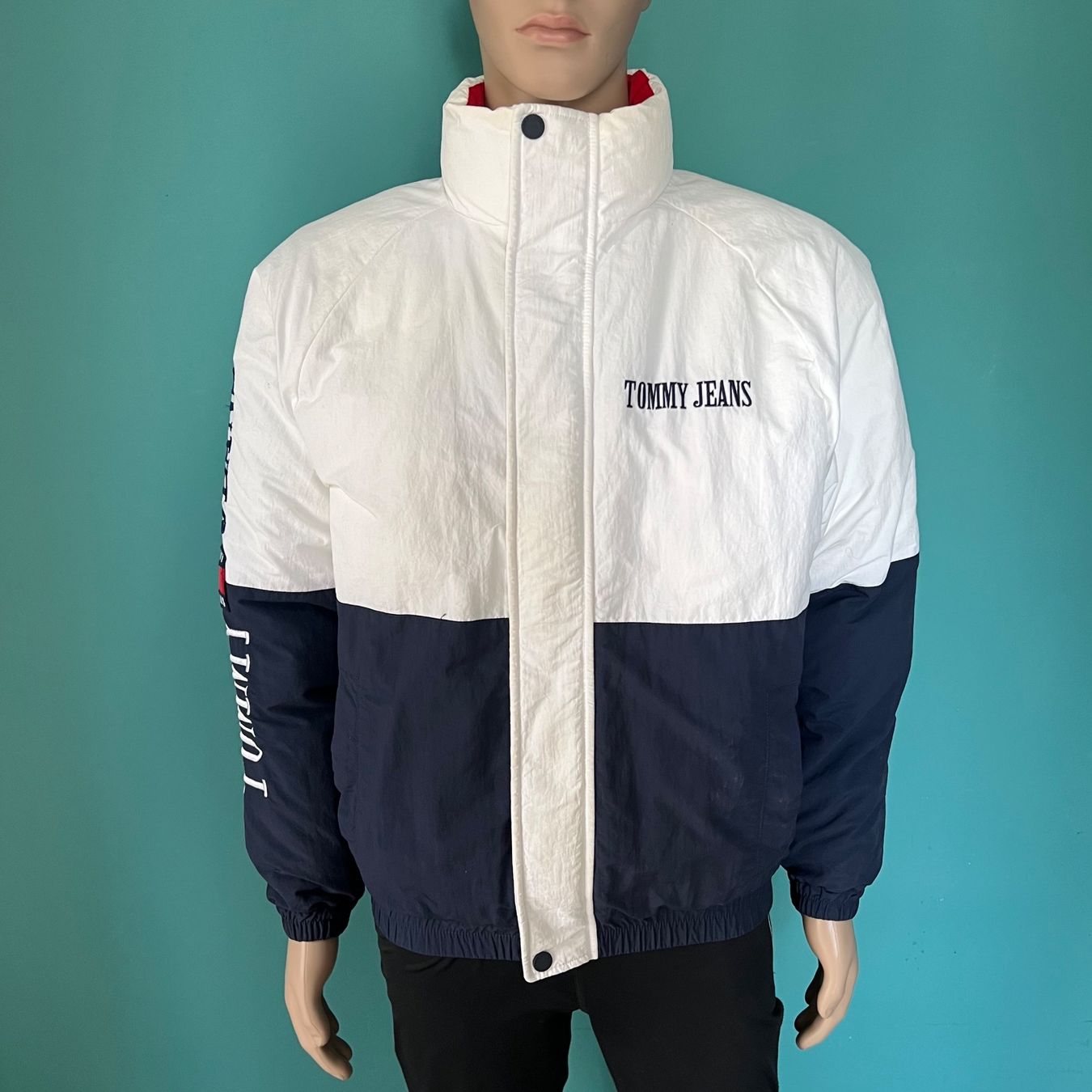 Tommy Hilfiger Giacche: TOMMY JEANS Jacke 🤍 – Usato da Zürich venduto da ClosetQueen