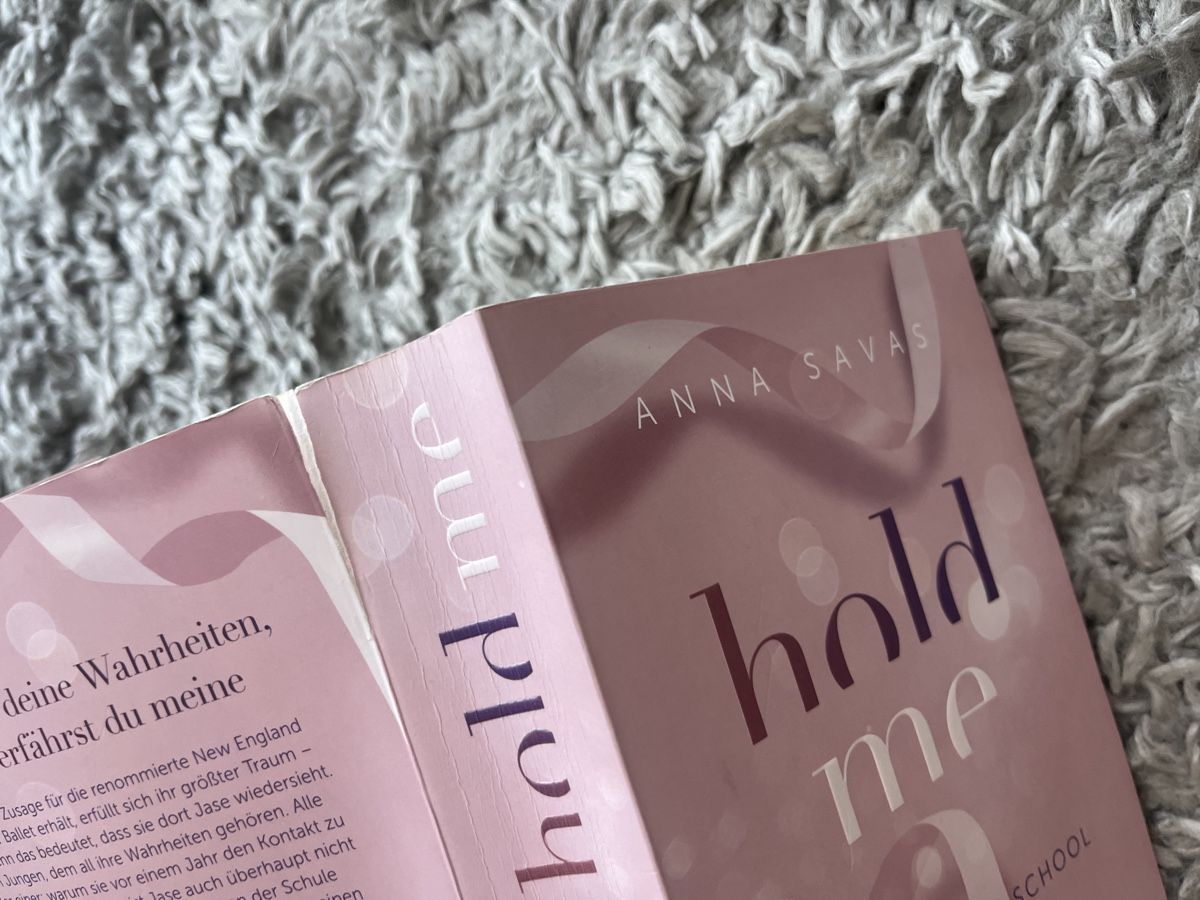 Bücher: Roman "hold me" Anna Savas – Gebraucht aus Kaltenbach von happysunshineee 2