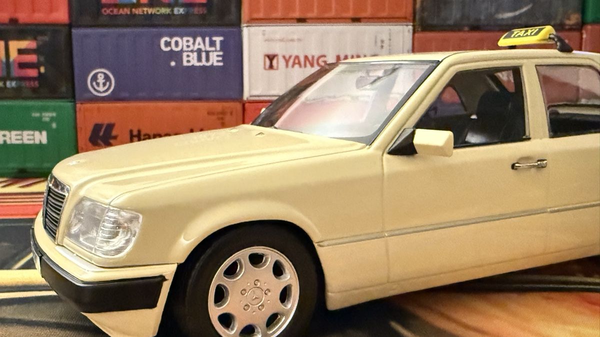 Mercedes-Benz Modellautos:  Mercedes E320 Taxi 1:18 – Neu (gemäss Beschreibung) aus Basel von Zomeg 1