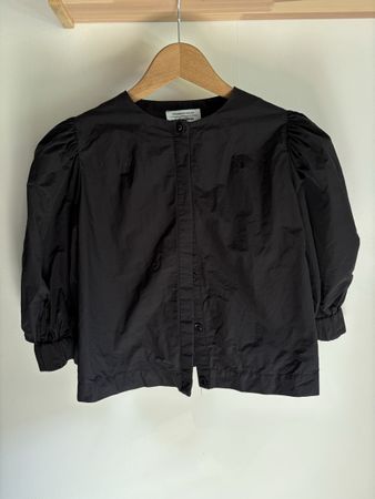 Short blouse with puff sleeves 