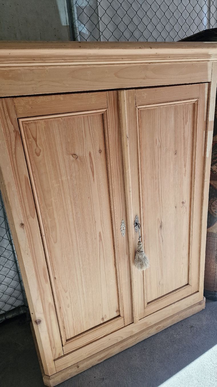 Armadi: Massives Kiefernholz Schränkchen, rustikal, ideal – Usato da Herisau venduto da Antiques.AR
