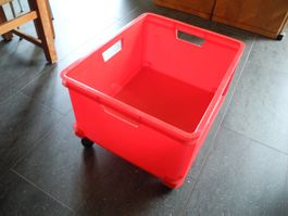 Spielzeugkiste auf Rädern