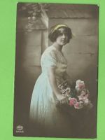 Antike Ansichtskarte, Dame mit Blumenkorb, um 1910.