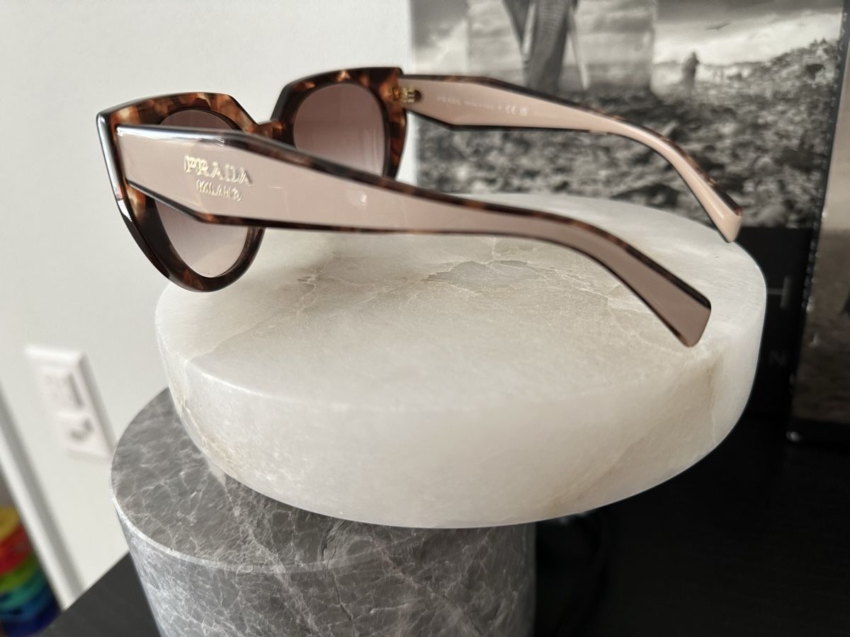 Prada Lunettes & Verres: Prada Sonnenbrille – D'occasion à Rudolfstetten par Jenna.Bananna