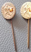 2x Anstecknadeln Läufer mit Kreuz Schweiz alt