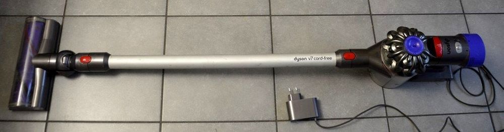 Dyson V7 Cord-Free Staubsauger / aspirateur | Kaufen auf Ricardo
