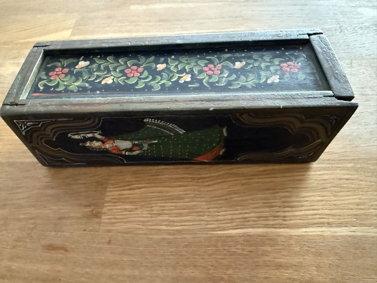 Casse di trasporto: Holzschatulle bemalte Figur und Blumenmuster alt – Usato da Goldach venduto da Donpancho