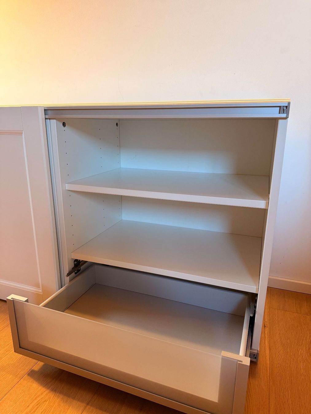 IKEA BESTA Sideboard mit Schiebetüren und Schubladen (D'occasion) à Schwerzenbach pour CHF 9 – retrait uniquement