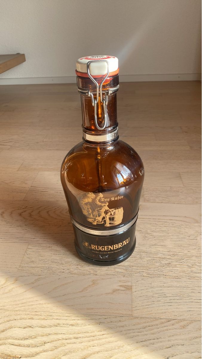 Bicchieri, Caraffe & Bottiglie: Rügenbräu Bierflasche "Der Küfer" 2l – Usato da Lotzwil venduto da Doto1303