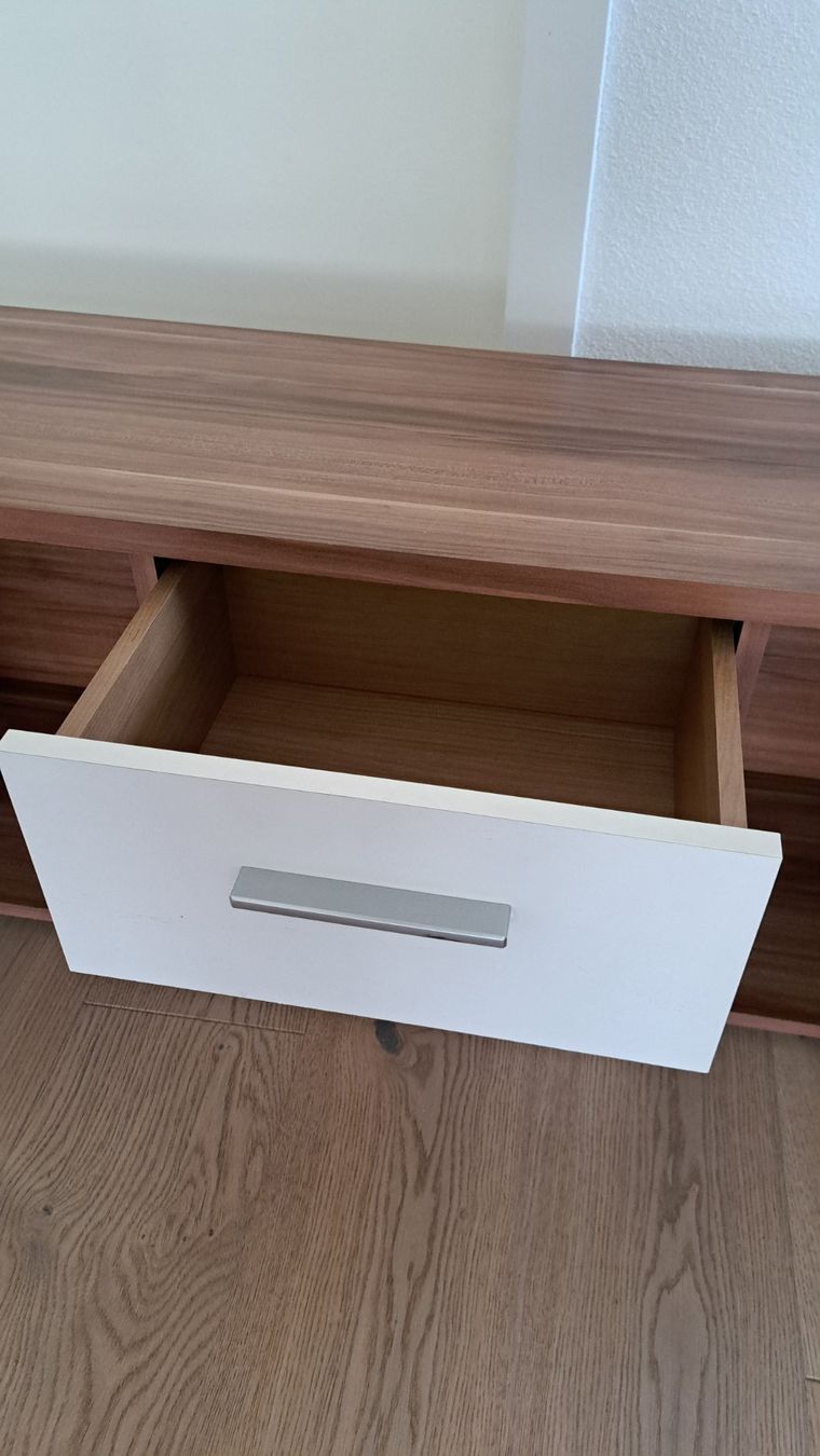 Kommoden: Mini-Lowboard in Nussbaum-Optik – Gebraucht aus Galgenen von Clementin0 2