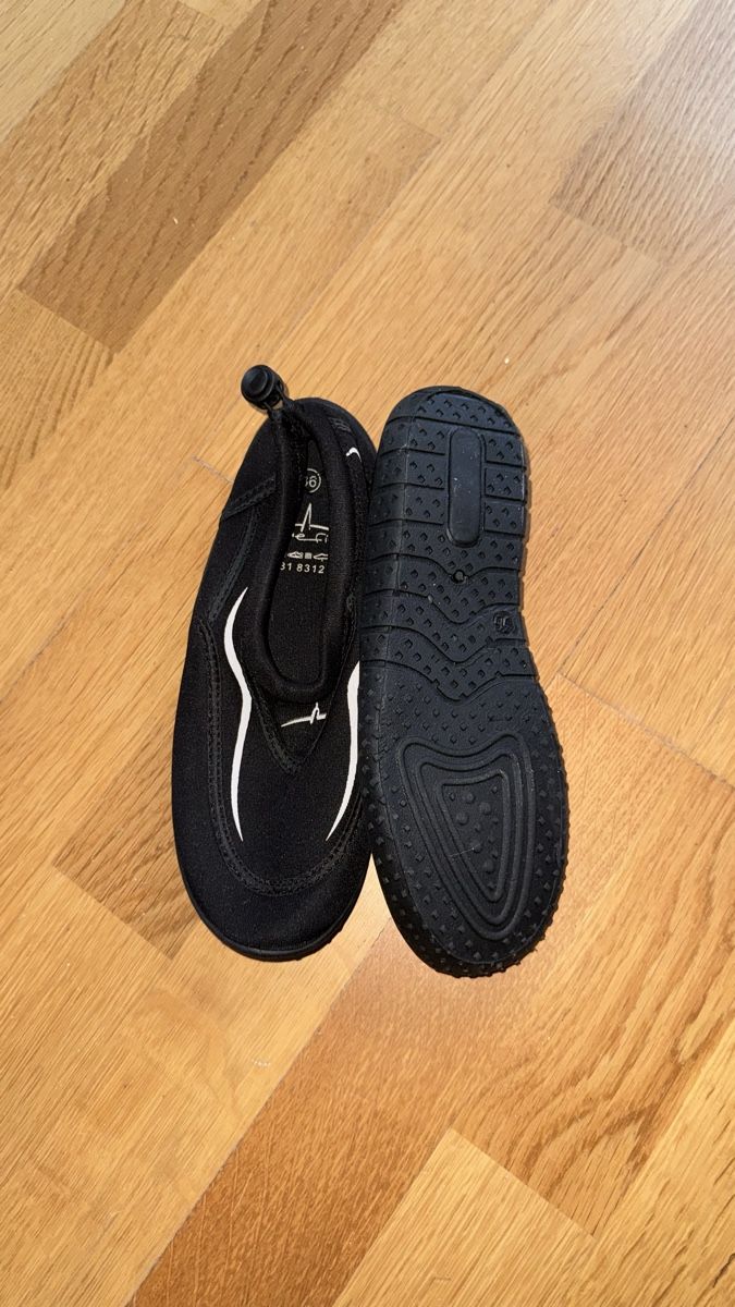 Scarpe per ragazzi: Badeschuhe, neuwertig! 36 – Usato da Gümligen venduto da morticiaaddams 1