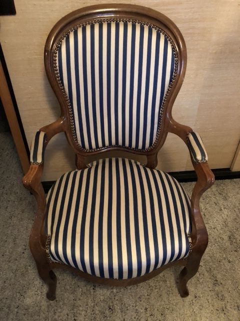 Poltrone: Antiker Sessel, Holz, blau-weiss gestreift. – Usato da Le Sentier venduto da flo_dcg6