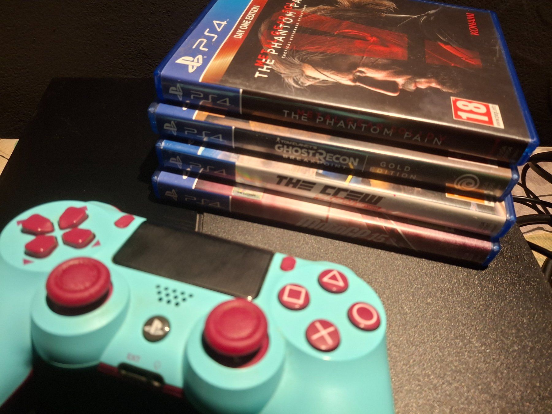 Sony Console: PS4 + 4 games + collector joystick + all cables – Usato da Charrat venduto da Magmar 1