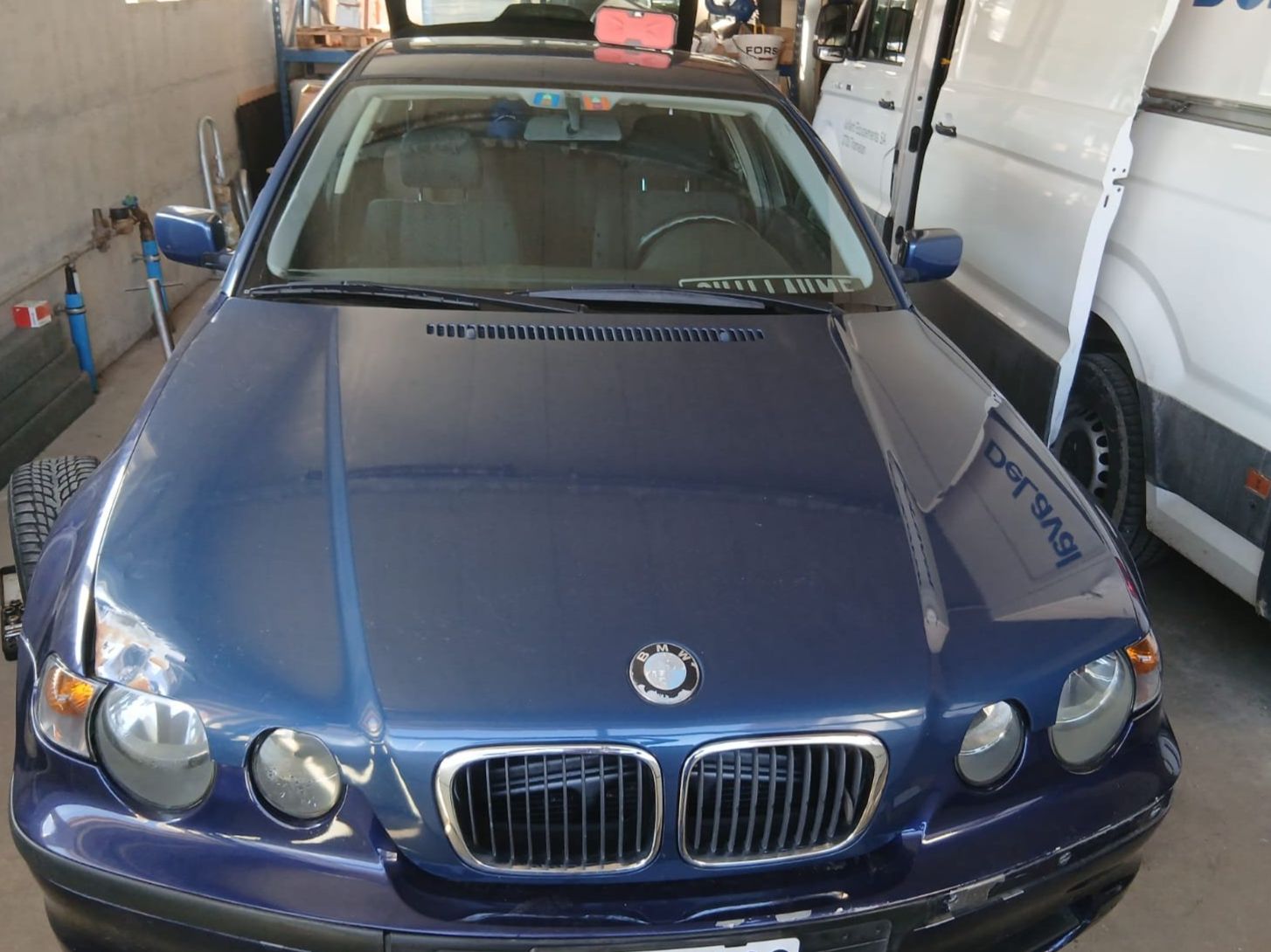 BMW Tutti pezzi di ricambio auto: BMW 316 ti capot – Usato da Tramelan venduto da marmottes