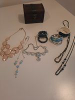 Schmuck: Halsketten, Armreifen, Ringe, in Holz-Schatulle