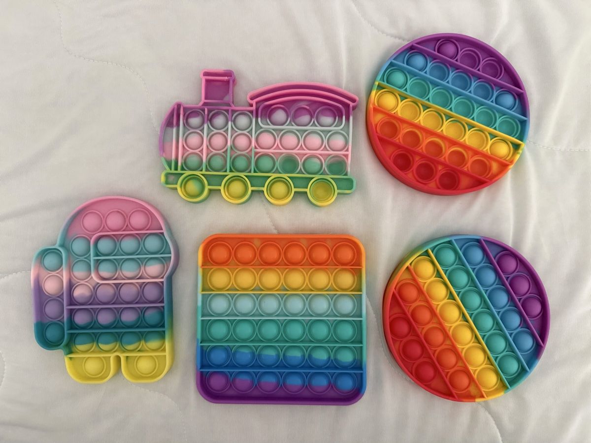 Spielzeuge: 5er Set Pop It Regenbogen Motiv neuwertig – Gebraucht aus arbon von auri4