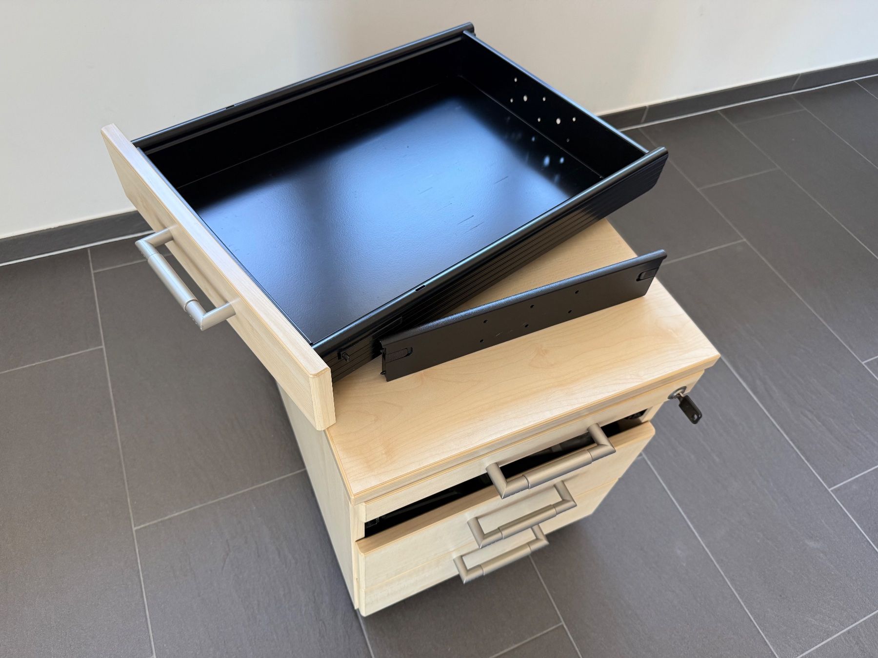 Pfister Eléments de bureau: Abschliessbarer Rollcontainer von Pfister | 3 Schubladen – D'occasion à Liebefeld par Jen_z57s 3