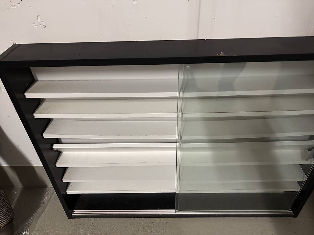 Vitrinen: Hängeregal/ Glasvitrine  – Gebraucht aus Oberdiessbach von shan26