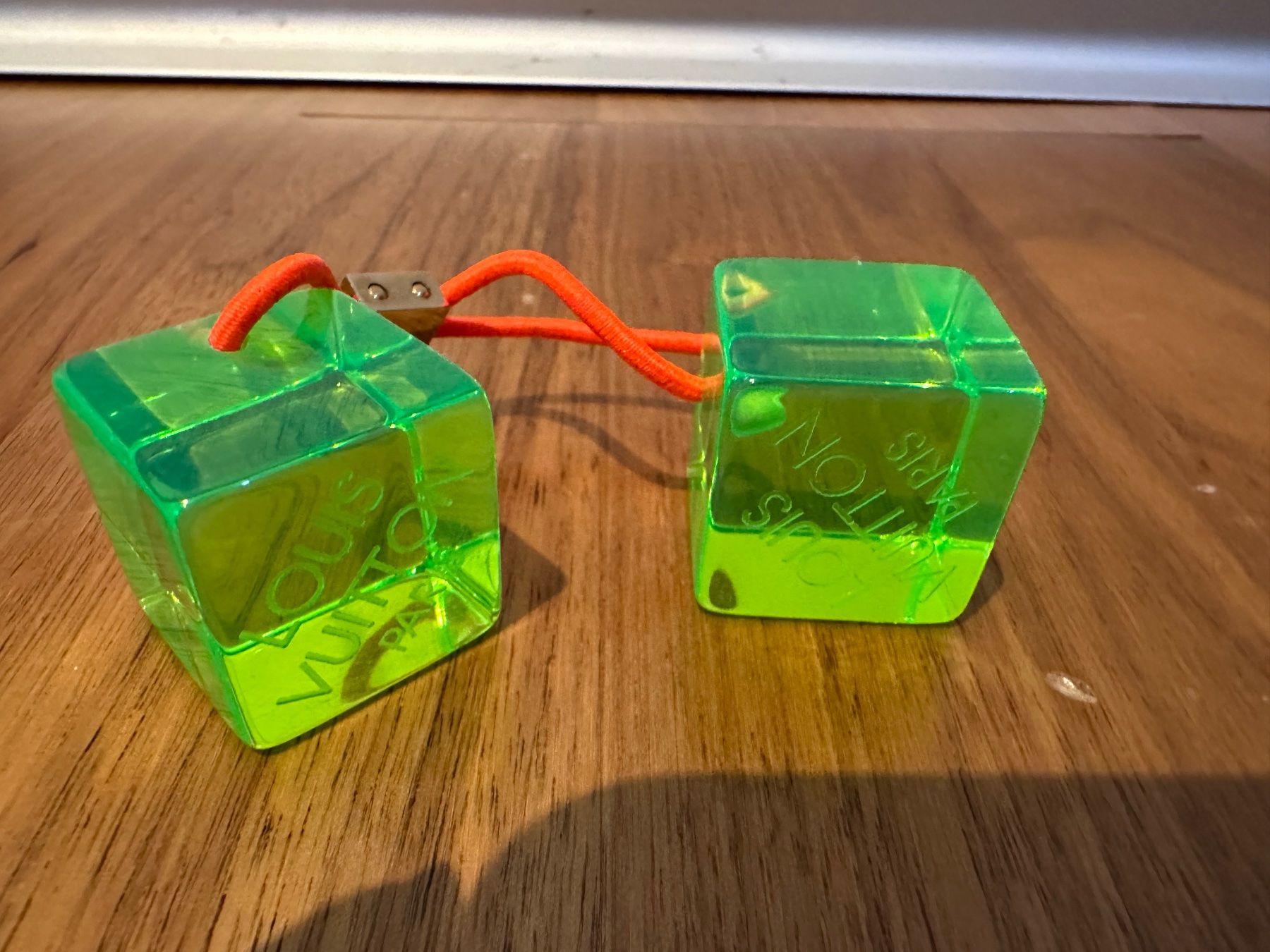 Louis Vuitton Accessori per capelli: Louis Vuitton Haircubes – Usato da Hittnau venduto da LuxAndMore