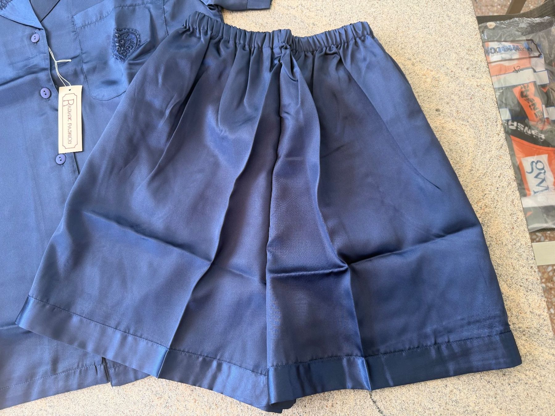 Negligees & Pigiami: Kurz Pyjama in der Grösse M dunkelblau ev. aus Seide???? – Nuovo e nell'imballaggio originale da Geroldswil venduto da Jeremy11 2