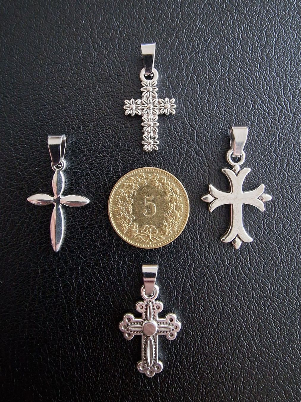 Ciondoli: 4 croix argentées, + trèfle à 4 feuilles – Nuovo e nell'imballaggio originale da Puidoux venduto da mic_c2fh