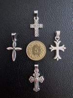 4 croix argentées, + trèfle à 4 feuilles