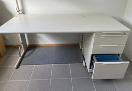 Pult mit Kabelkanal und Korpus