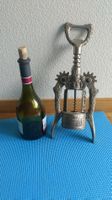 Antiker Zinn-Korkenzieher / Flügelkorkenzieher mit Weinmotiv