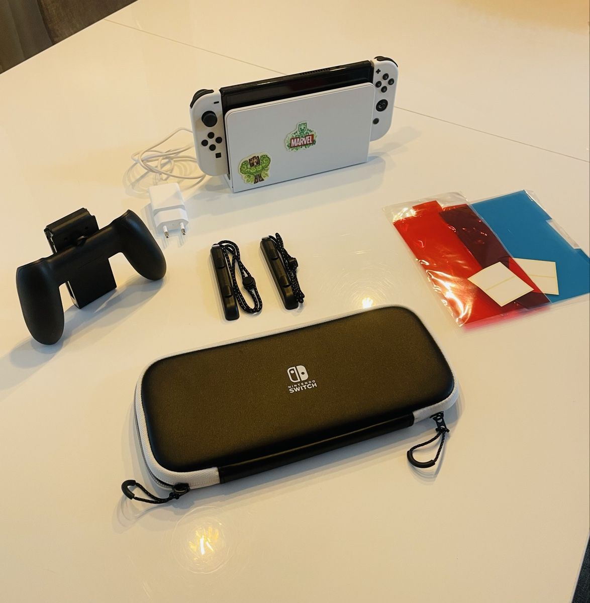 Nintendo Consoles: Nintendo Switch OLED blanche avec accessoires – D'occasion à Grand-Lancy par MichaelLopes 2