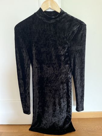 Schwarzes Samt Minikleid, H&M, Grösse S – Winter Must-Have!