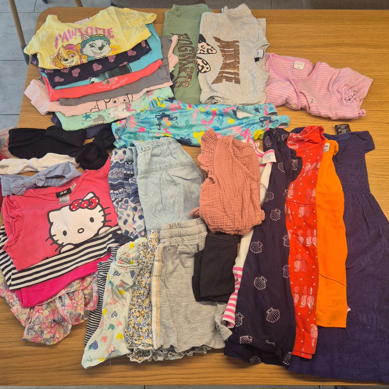 Lotti & Set di vestiti: Kleiderpaket 3, Sommer, Mädchen, 33 Teile, Grösse 98 – Usato da Menzingen venduto da Aksirp05