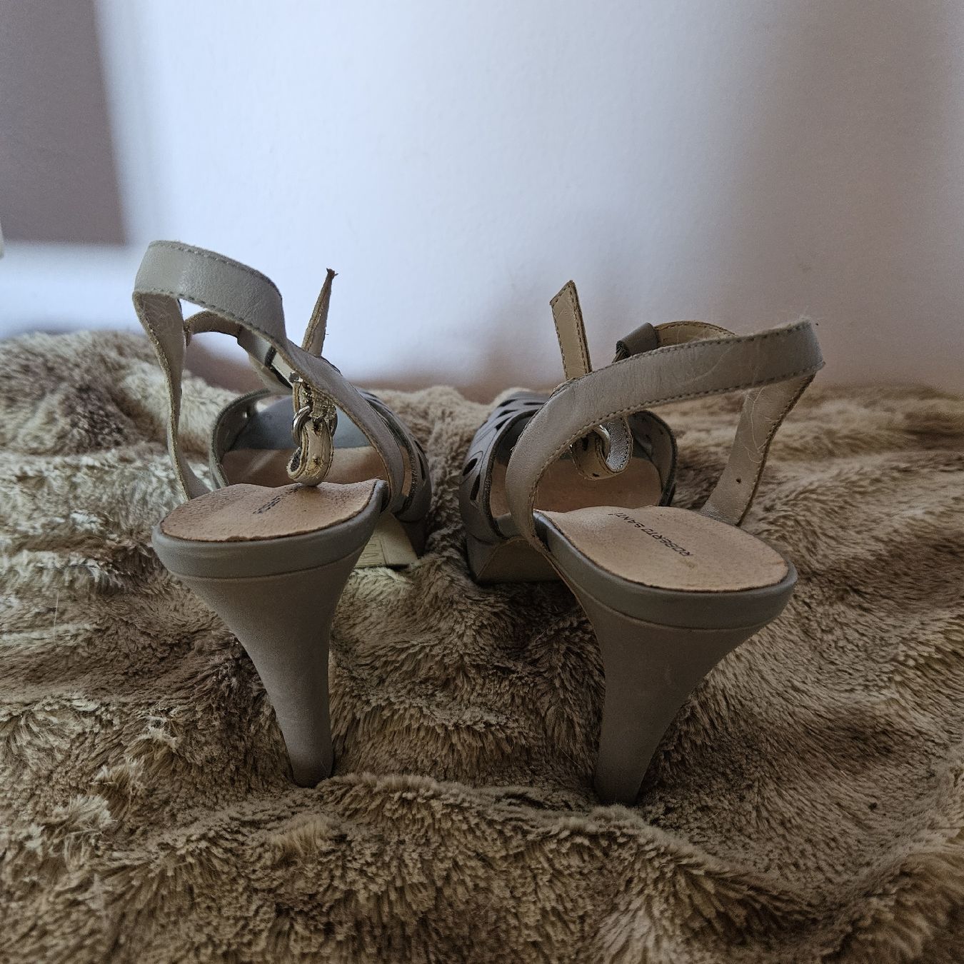 Scarpe da donna: Sandales ouvertes grises taille 39 bon état – Usato da St-gingolph venduto da mel_6vrj 2