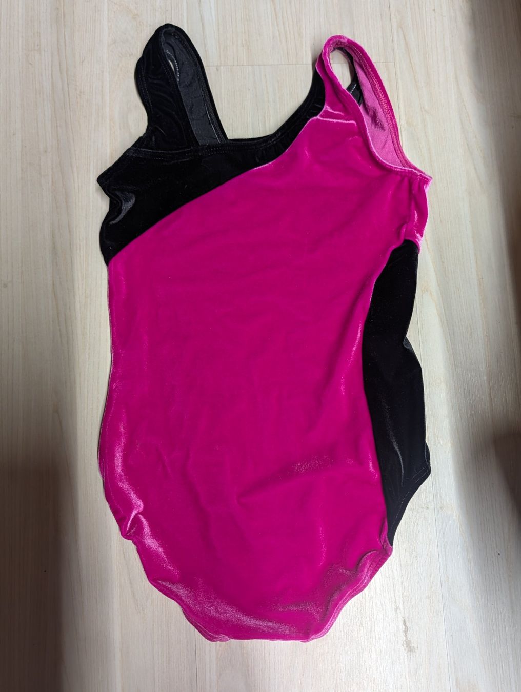Scarpe, pantaloni & magliette da ginnastica: Kunstturnerin Trikot – Usato da Dierikon venduto da Jolie 1