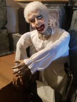 HORROR/ HALLOWEEN ZOMBIE OMA MIT ROLLATOR