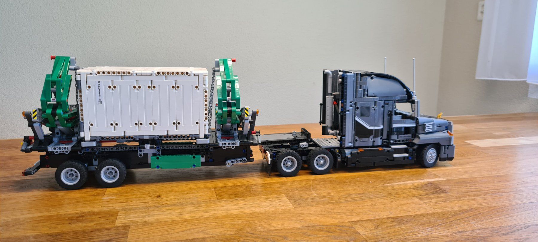 Kit di modellismo & Modellini statici: LEGO Technic Mack Anthem mit Container-Auflieger – Usato da Lauerz venduto da toni.betschart 6