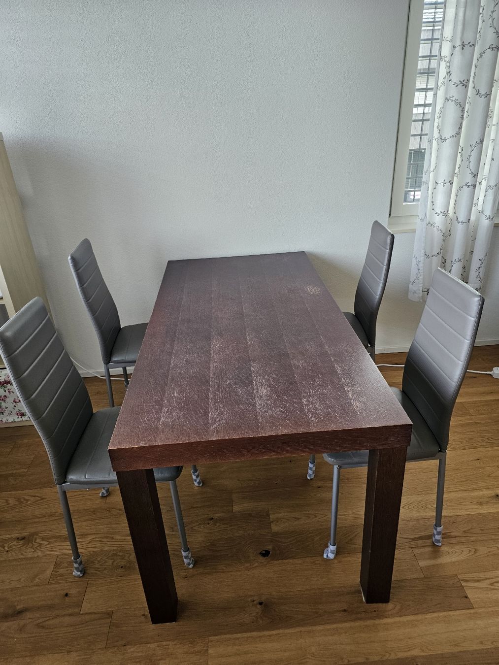 Set di tavolo e panche: Dining table with 4 chairs – Usato da Regensdorf venduto da kim_w6dy
