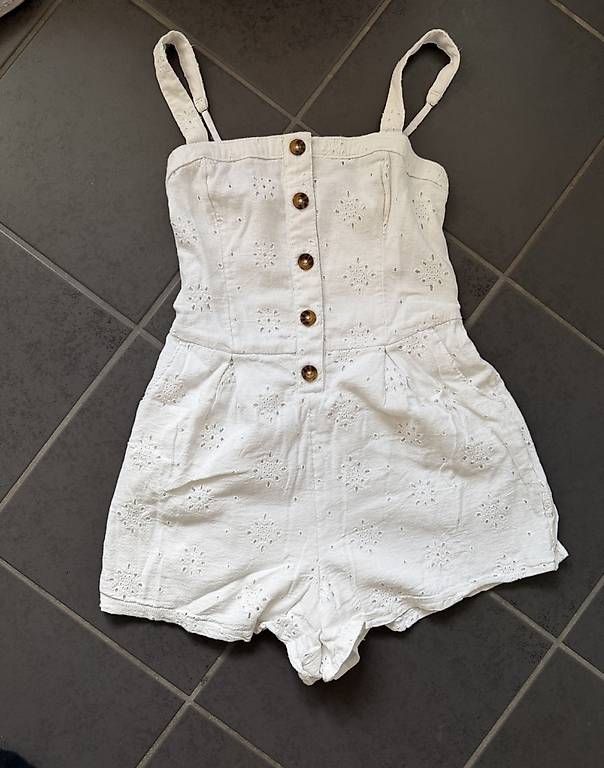 Tute: HOLLISTER WEISSER JUMPSUIT S – Usato da Affeltrangen venduto da janaleiin