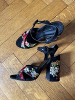Black pumps with floral embroidery - 38