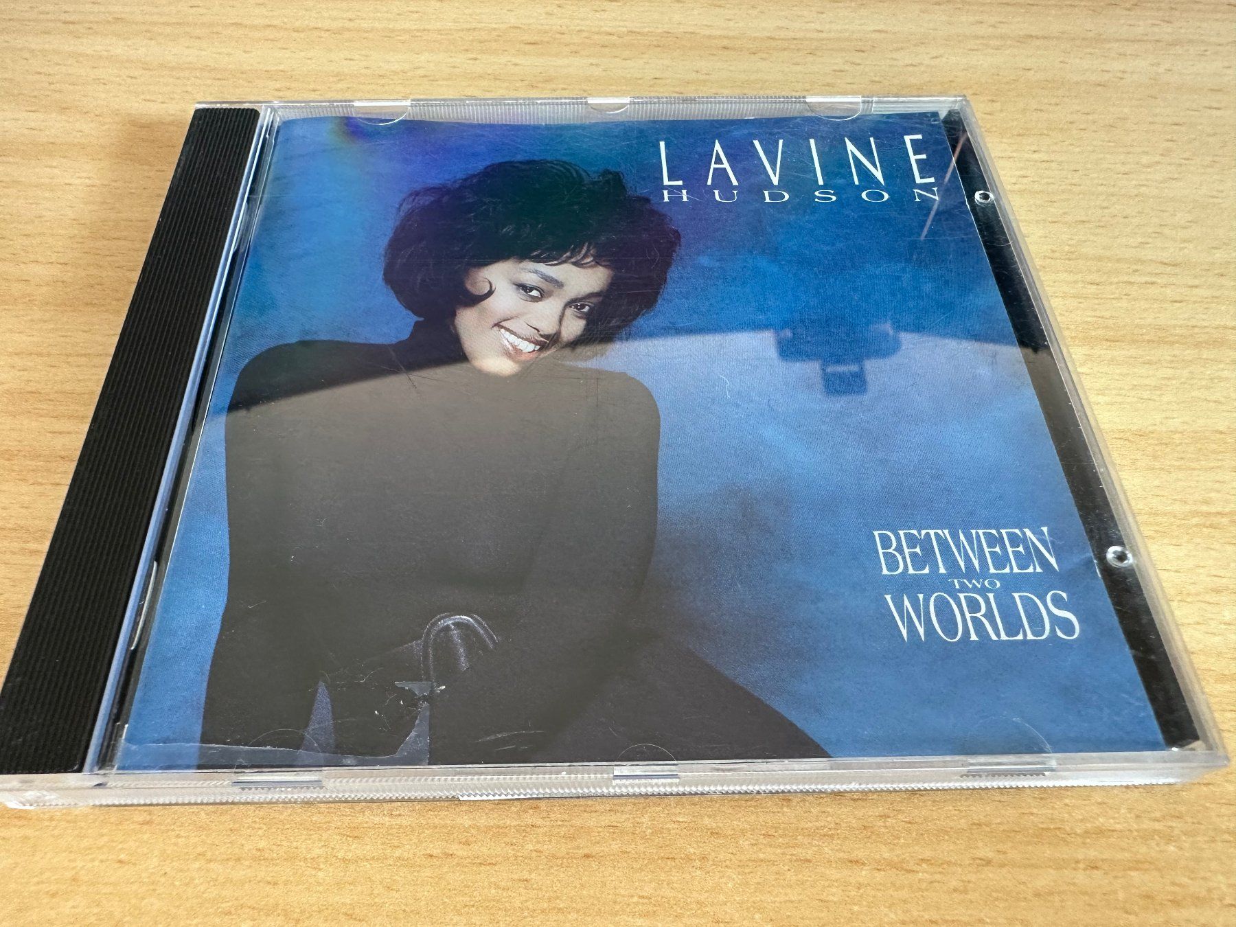 CD: Lavine Hudson – Between Two Worlds – Usato da Rikon im Tösstal venduto da Alpenmutz