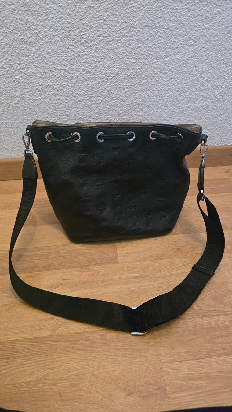 Mcm Borse da donna: MCM Beuteltasche Schwarz mit Logoprint – Usato da Winterthur venduto da sineiche 1