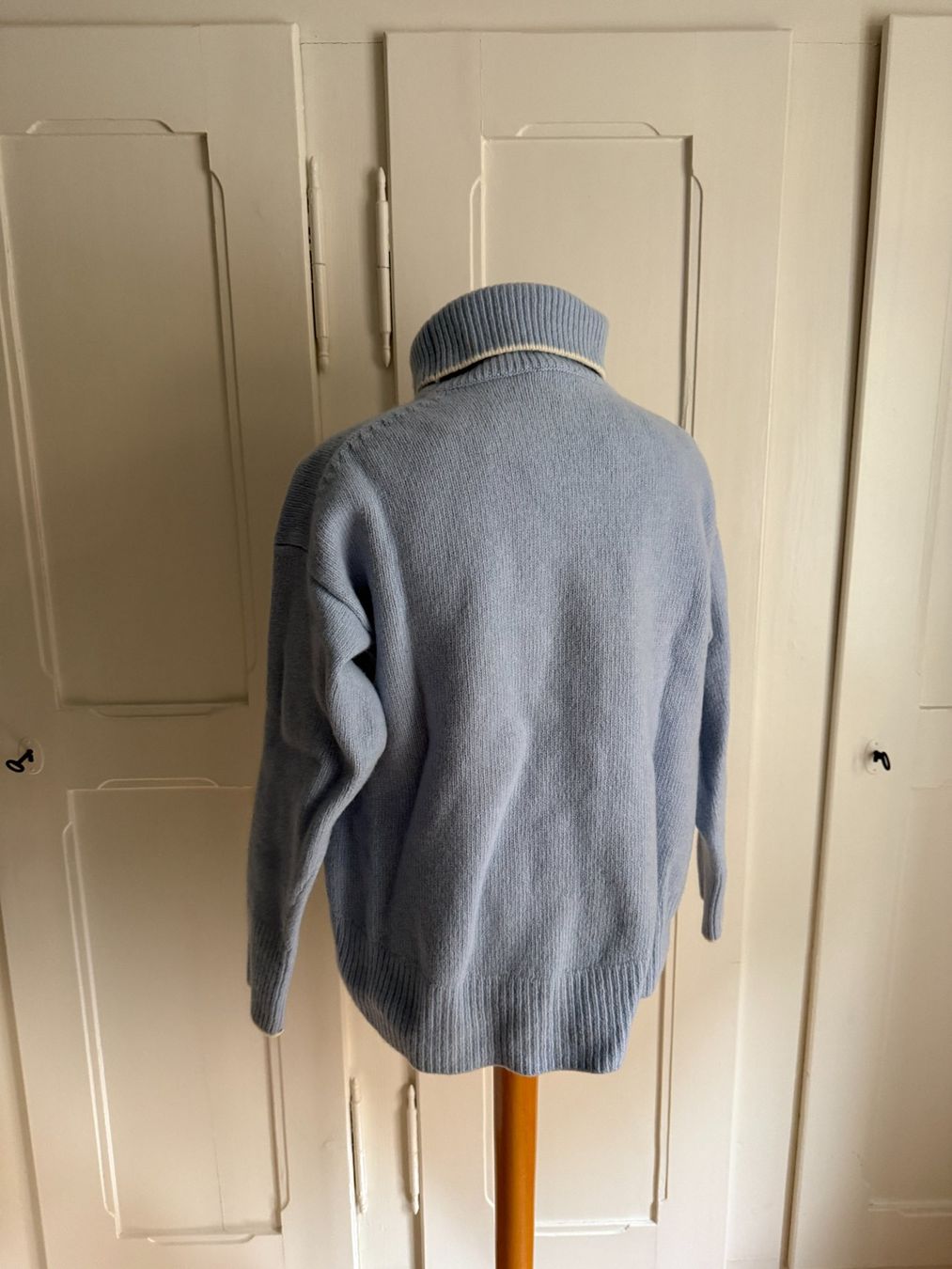 Maglioni & Felpe: INUIKII - Merinowolle Strickpullover hellblau M – Usato da Zürich venduto da Diazaio 2