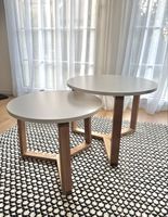 Zwei Beistelltische aus Holz