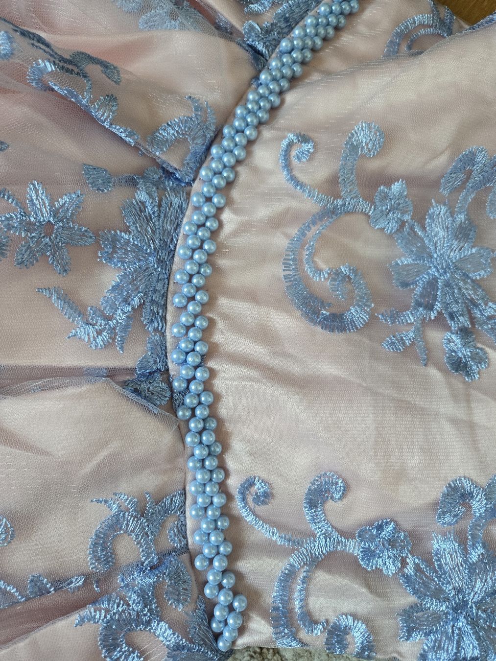 Costumes: Festkleid rosa/hellblau Spitze bestickt – D'occasion à Luzern par par_bf9c 3