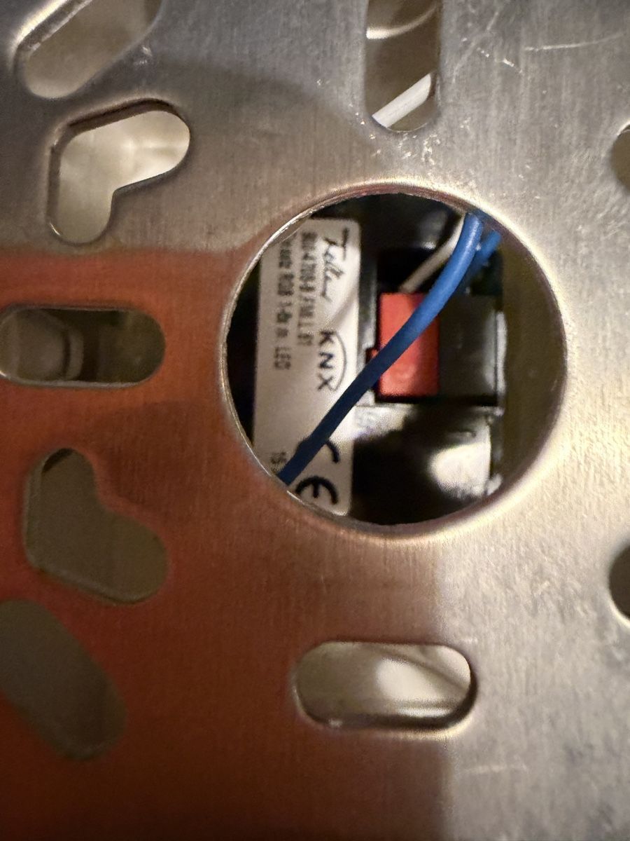 Feller Spine: KNX Haussteuerung Taster mit Steckdose  – Usato da Urtenen-Schönbühl venduto da daremare 3