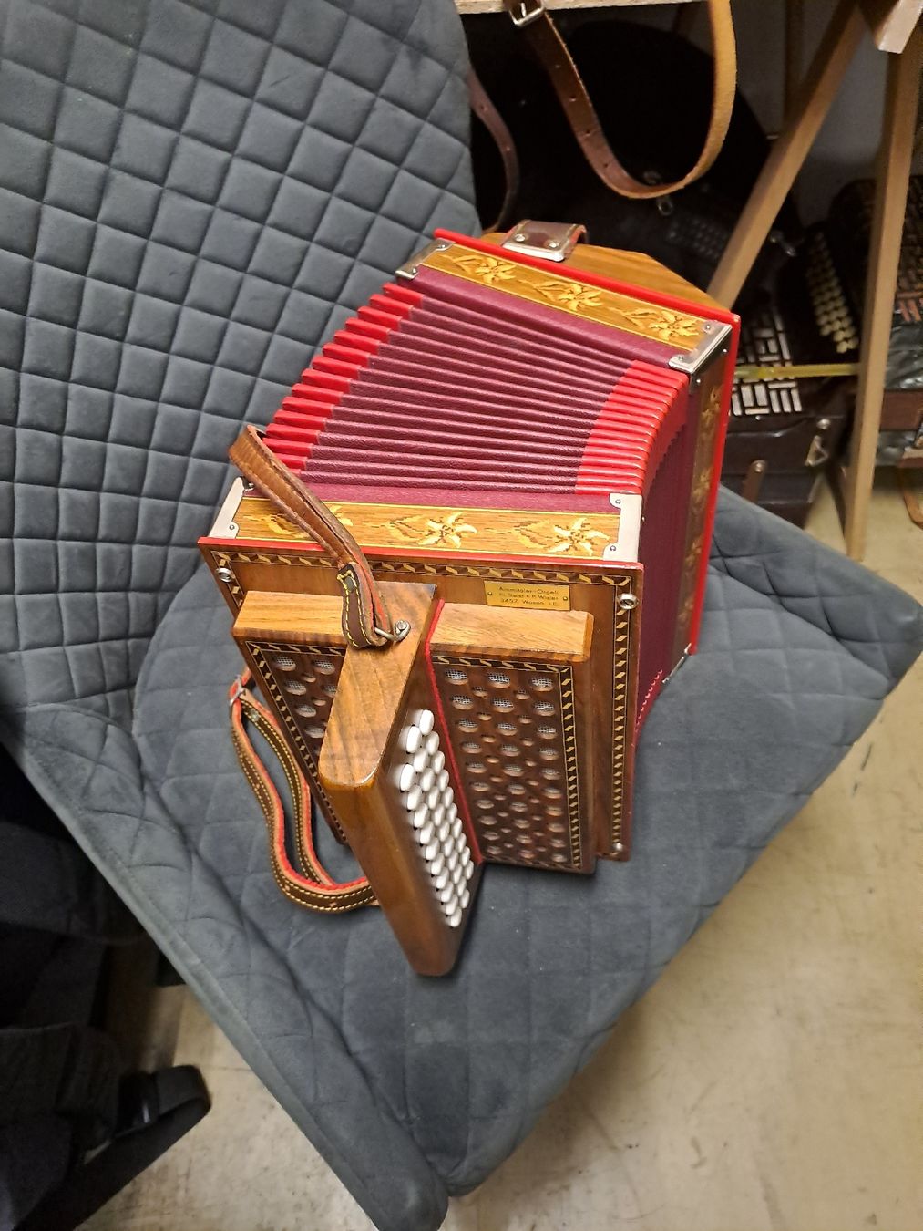 Strumenti musicali: Aemmentaler orgeli ton B..  – Usato da Villeneuve venduto da BibiVintage 2