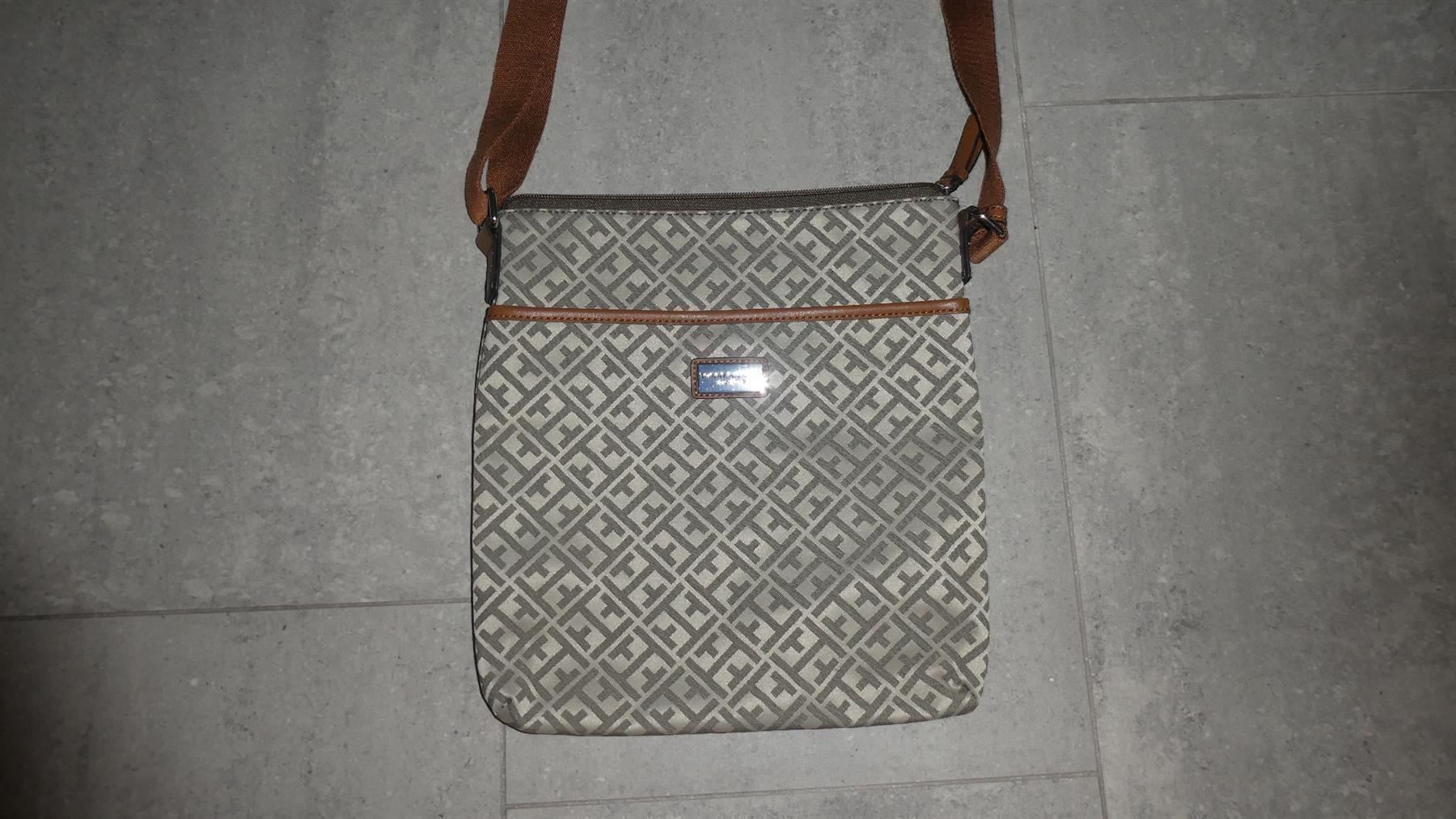 Taschen für Damen: Tommy Hilfiger, schöne Tasche – Neu (gemäss Beschreibung) aus Wiesendangen von Sinhuk 2