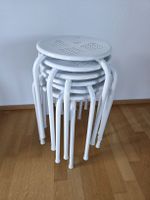 Sechs Hocker Metall stapelbar weiss gebrauchter Zustand