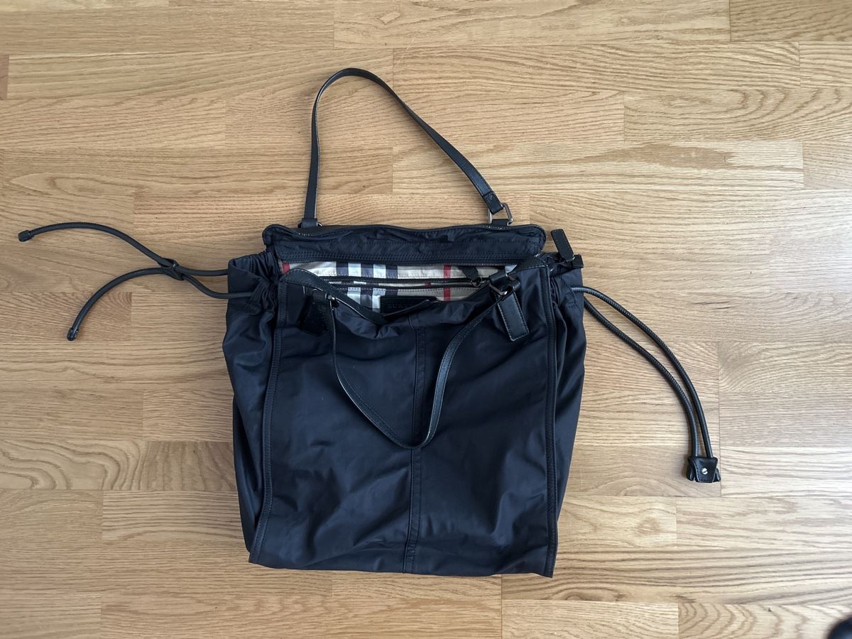 Burberry Borse: Burberry Black Nylon Tote Bag – Usato da Genève venduto da TreasureChest